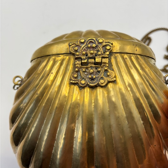 Vintage 1920-1940 Brass Shell-Shaped Clutch - Picture 4 of 11